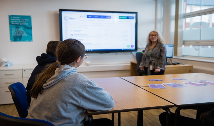 A picture of an employability support officer showing a presentation